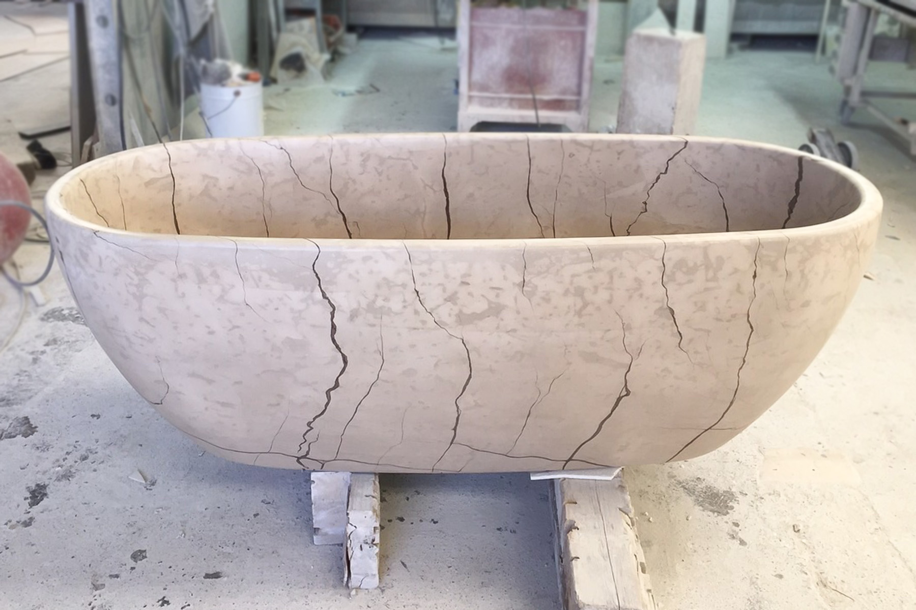 Vasca monolitica in marmo - Architetto Mario Casrtrogiovanni - Monolithic marble bathtub